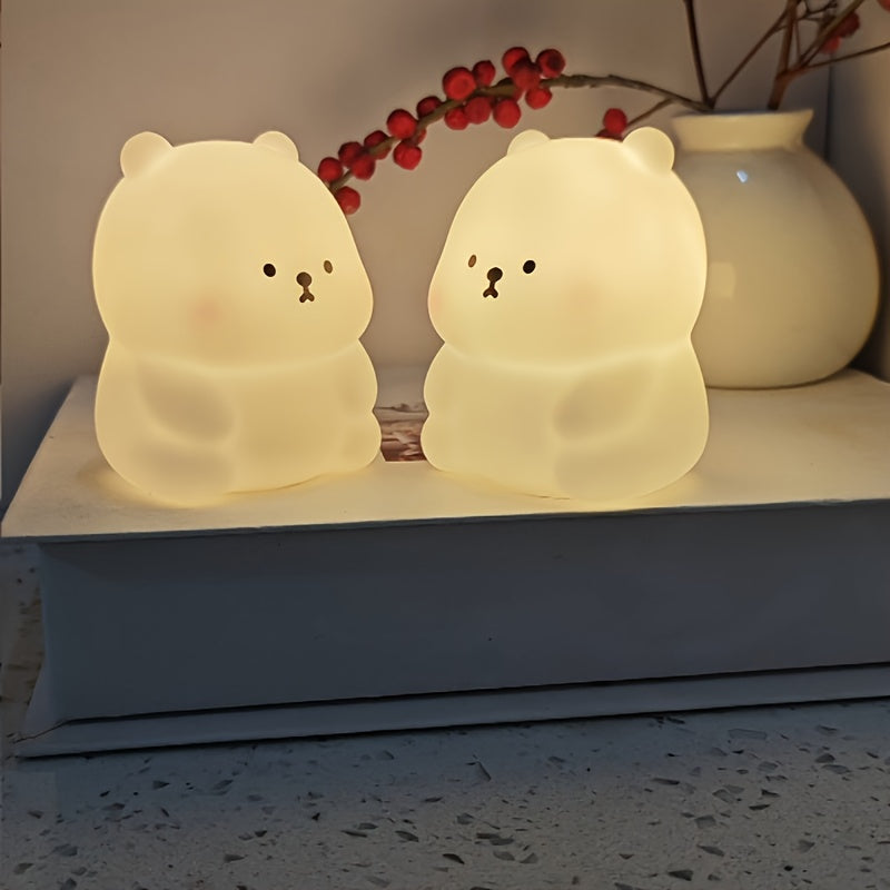 Luz Noturna Urso Filhote com Iluminação LED Suave e Não Ofuscante. Feita de Material PVC, Compacta e Portátil, Alimentada por Pilhas Botão. Ideal para Uso em Escrivaninhas ou Mesas de Cabeceira