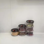 Caixa de Temperos Redonda de Três Andares de Mão, Recipiente Multicamadas para Conservação de Alimentos, Pote Transparente Hermético, Recipiente de Armazenamento de Grau Alimentício. Adequado para Grãos, Cereais, Lanches e Especiarias. Adequado para Armazenamento em Geladeira e Bancada, Organização