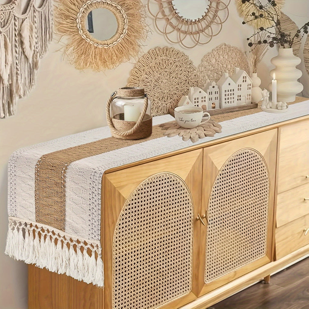 Um Caminho de Mesa Boémio para Decoração de Casa, Apresentando um Design de Macramé Creme e Castanho com Borlas, Perfeito para Mesas de Jantar Rústicas de Quinta e Adequado para Decorar um Restaurante ou Quarto em Estilo Boémio, Bem como para Decoração de Natal