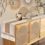 Um Caminho de Mesa Boémio para Decoração de Casa, Apresentando um Design de Macramé Creme e Castanho com Borlas, Perfeito para Mesas de Jantar Rústicas de Quinta e Adequado para Decorar um Restaurante ou Quarto em Estilo Boémio, Bem como para Decoração de Natal