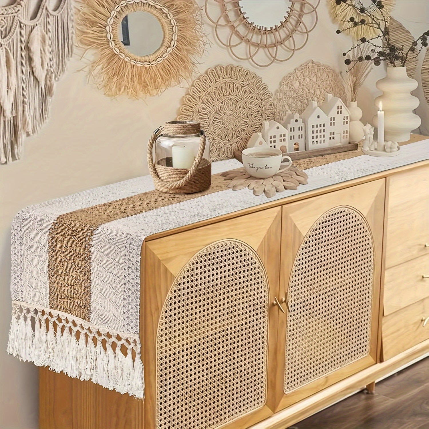Um Caminho de Mesa Boémio para Decoração de Casa, Apresentando um Design de Macramé Creme e Castanho com Borlas, Perfeito para Mesas de Jantar Rústicas de Quinta e Adequado para Decorar um Restaurante ou Quarto em Estilo Boémio, Bem como para Decoração de Natal