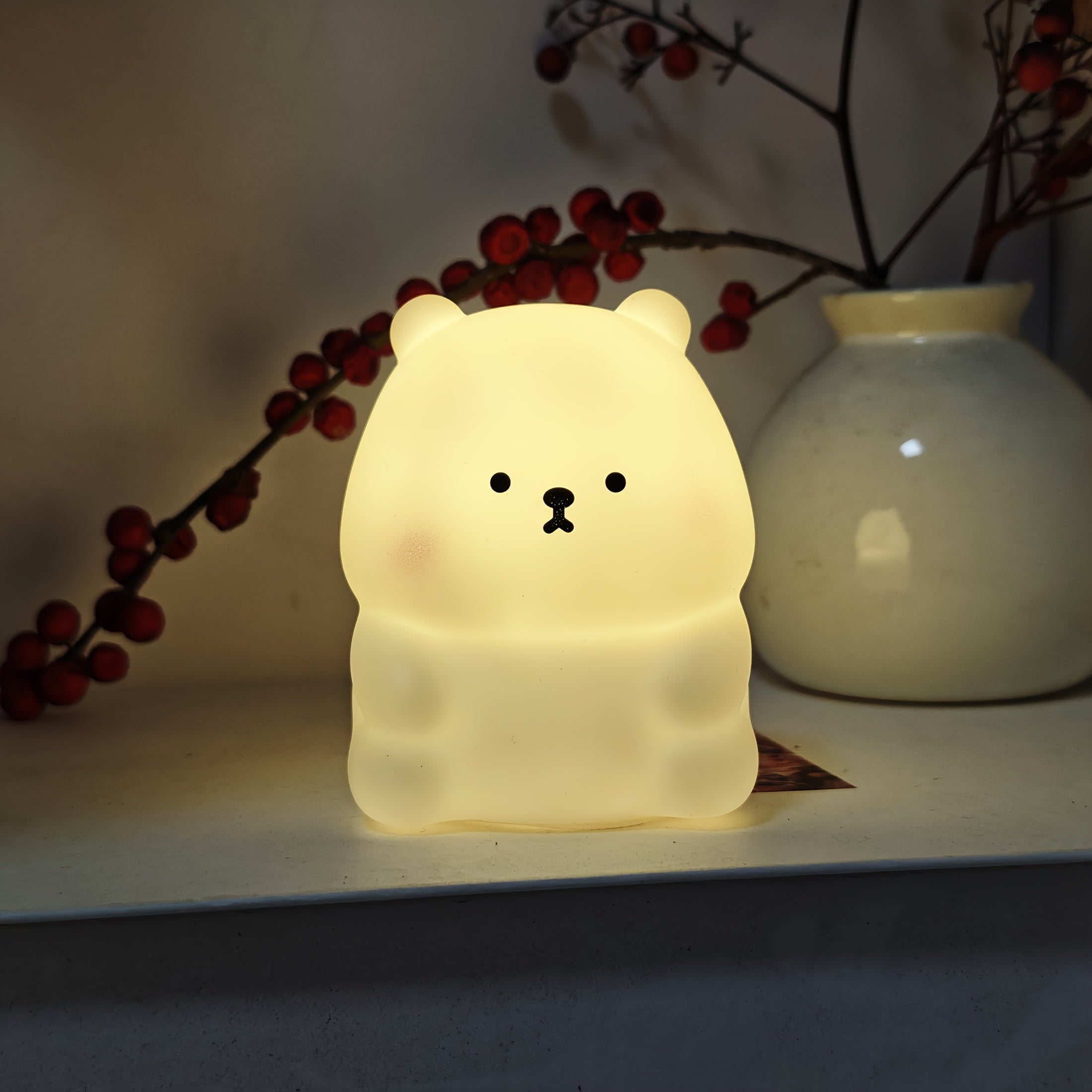 Luz Noturna Urso Filhote com Iluminação LED Suave e Não Ofuscante. Feita de Material PVC, Compacta e Portátil, Alimentada por Pilhas Botão. Ideal para Uso em Escrivaninhas ou Mesas de Cabeceira
