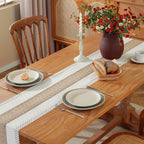Um Caminho de Mesa Boémio para Decoração de Casa, Apresentando um Design de Macramé Creme e Castanho com Borlas, Perfeito para Mesas de Jantar Rústicas de Quinta e Adequado para Decorar um Restaurante ou Quarto em Estilo Boémio, Bem como para Decoração de Natal