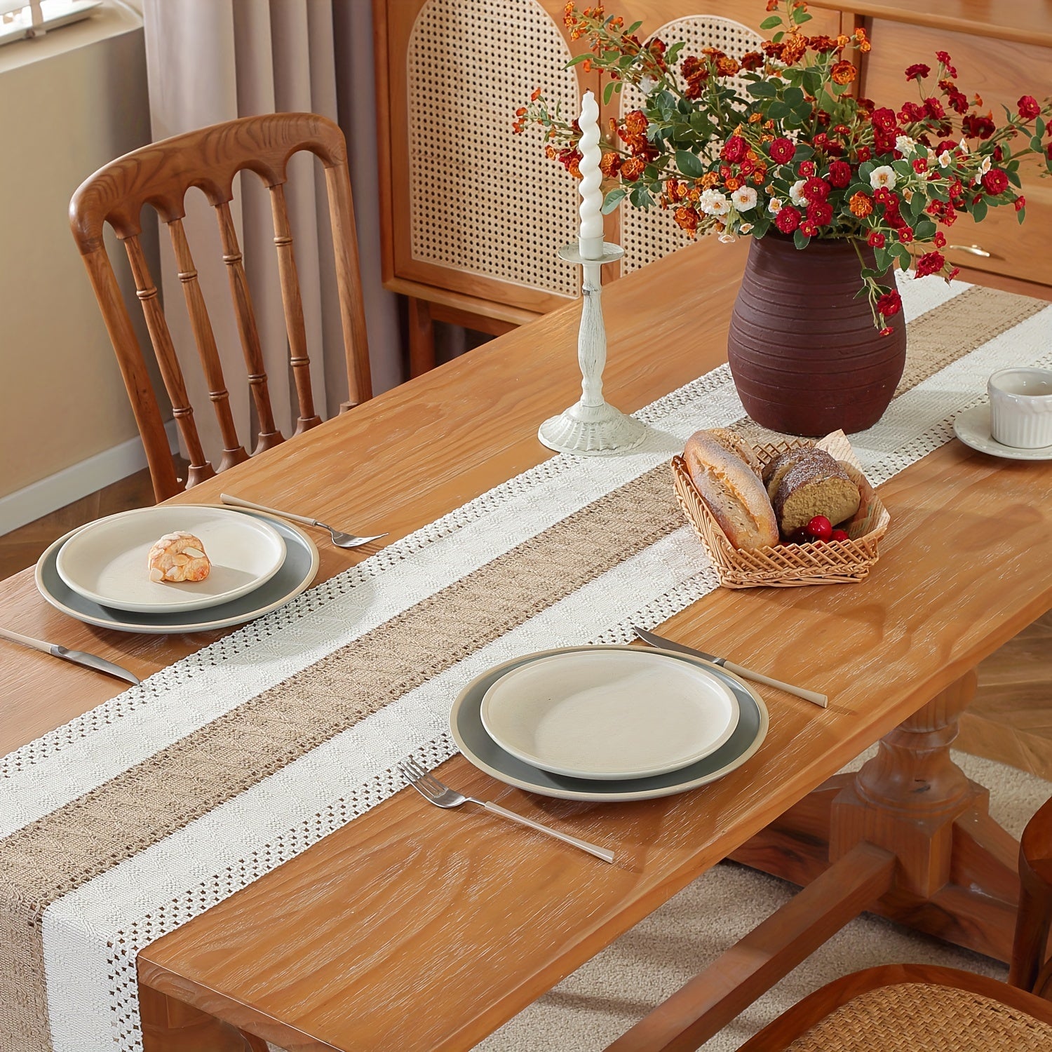 Um Caminho de Mesa Boémio para Decoração de Casa, Apresentando um Design de Macramé Creme e Castanho com Borlas, Perfeito para Mesas de Jantar Rústicas de Quinta e Adequado para Decorar um Restaurante ou Quarto em Estilo Boémio, Bem como para Decoração de Natal
