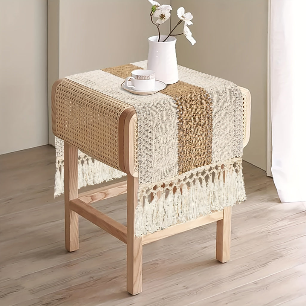 Um Caminho de Mesa Boémio para Decoração de Casa, Apresentando um Design de Macramé Creme e Castanho com Borlas, Perfeito para Mesas de Jantar Rústicas de Quinta e Adequado para Decorar um Restaurante ou Quarto em Estilo Boémio, Bem como para Decoração de Natal