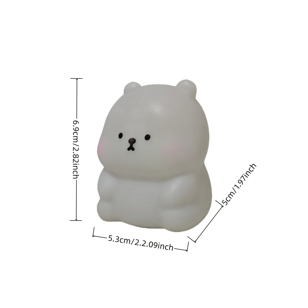 Luz Noturna Urso Filhote com Iluminação LED Suave e Não Ofuscante. Feita de Material PVC, Compacta e Portátil, Alimentada por Pilhas Botão. Ideal para Uso em Escrivaninhas ou Mesas de Cabeceira