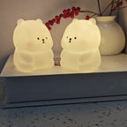 Luz Noturna Urso Filhote com Iluminação LED Suave e Não Ofuscante. Feita de Material PVC, Compacta e Portátil, Alimentada por Pilhas Botão. Ideal para Uso em Escrivaninhas ou Mesas de Cabeceira