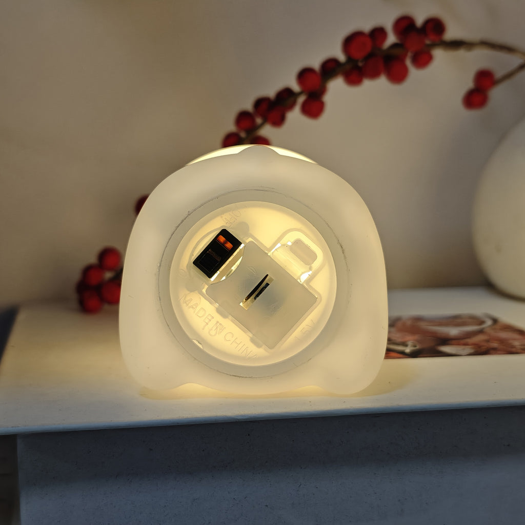 Luz Noturna Urso Filhote com Iluminação LED Suave e Não Ofuscante. Feita de Material PVC, Compacta e Portátil, Alimentada por Pilhas Botão. Ideal para Uso em Escrivaninhas ou Mesas de Cabeceira