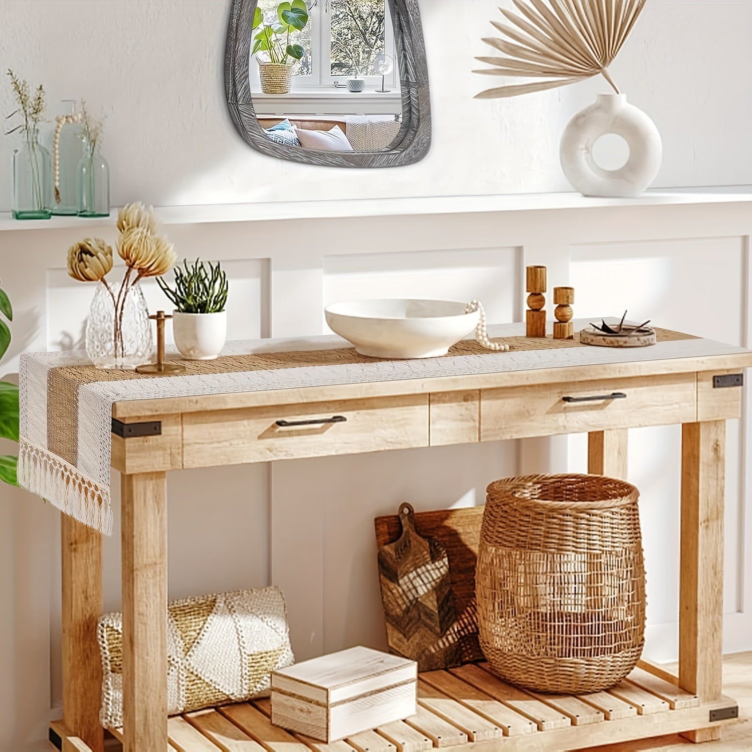 Um Caminho de Mesa Boémio para Decoração de Casa, Apresentando um Design de Macramé Creme e Castanho com Borlas, Perfeito para Mesas de Jantar Rústicas de Quinta e Adequado para Decorar um Restaurante ou Quarto em Estilo Boémio, Bem como para Decoração de Natal