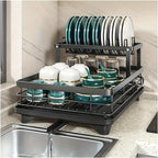 Suporte de Pratos de Aço Carbono de Dois Níveis 2025 com Sistema de Drenagem, Porta-Talheres e Gancho para Copos - Organizador de Cozinha Moderno Preto que Economiza Espaço com Prateleira de Armazenamento Inferior, Suporte de Secagem de Pratos para Bancada, Design Robusto em Forma de A, Não Requer Eletricidade, Acabamento Preto Elegante, Durável e Fácil de Montar, Ideal para Cozinhas Pequenas - Escorredor de Pratos e Prateleira de Armazenamento em Um, Suportes de Pratos para Secagem, Suporte ...