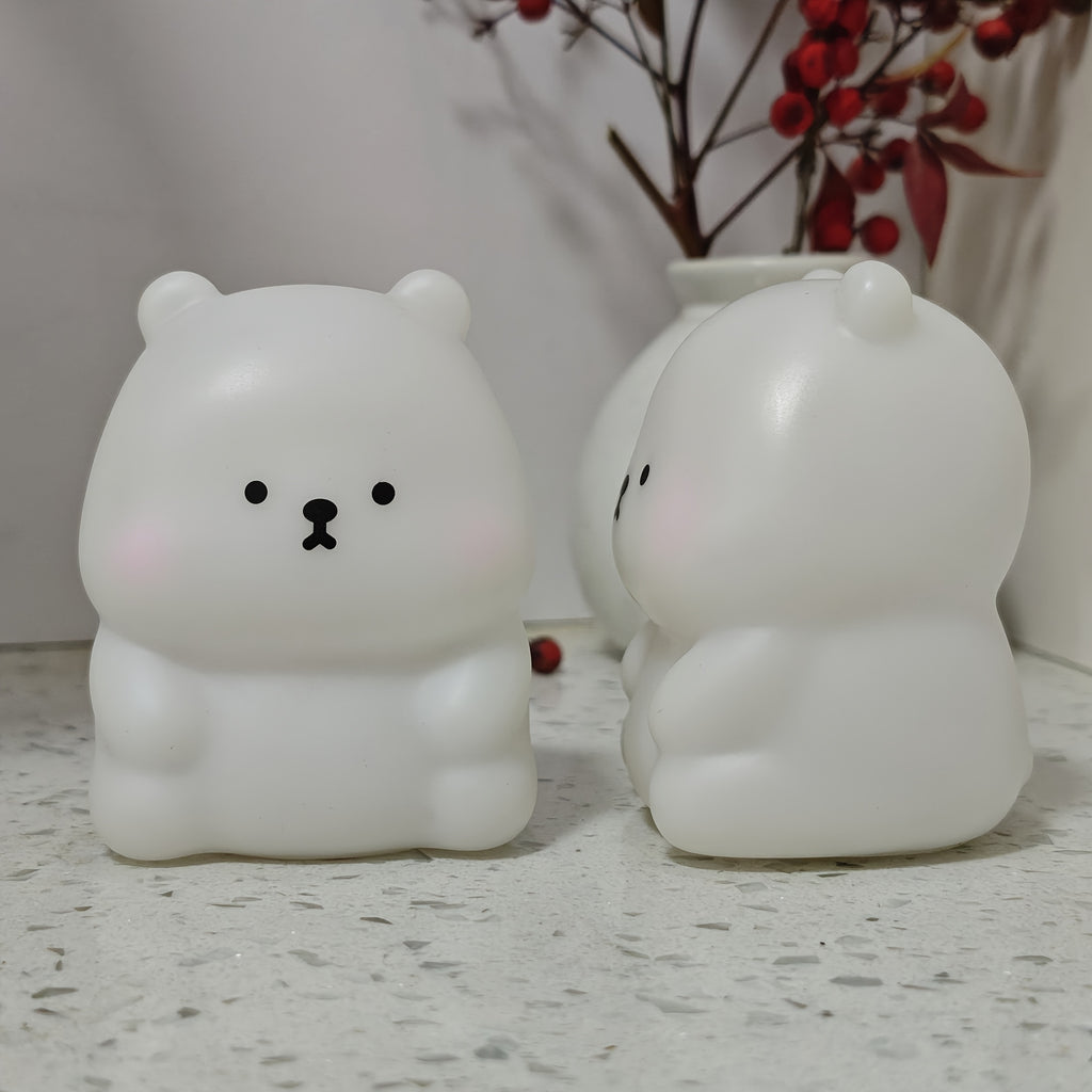 Luz Noturna Urso Filhote com Iluminação LED Suave e Não Ofuscante. Feita de Material PVC, Compacta e Portátil, Alimentada por Pilhas Botão. Ideal para Uso em Escrivaninhas ou Mesas de Cabeceira