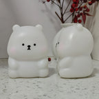 Luz Noturna Urso Filhote com Iluminação LED Suave e Não Ofuscante. Feita de Material PVC, Compacta e Portátil, Alimentada por Pilhas Botão. Ideal para Uso em Escrivaninhas ou Mesas de Cabeceira