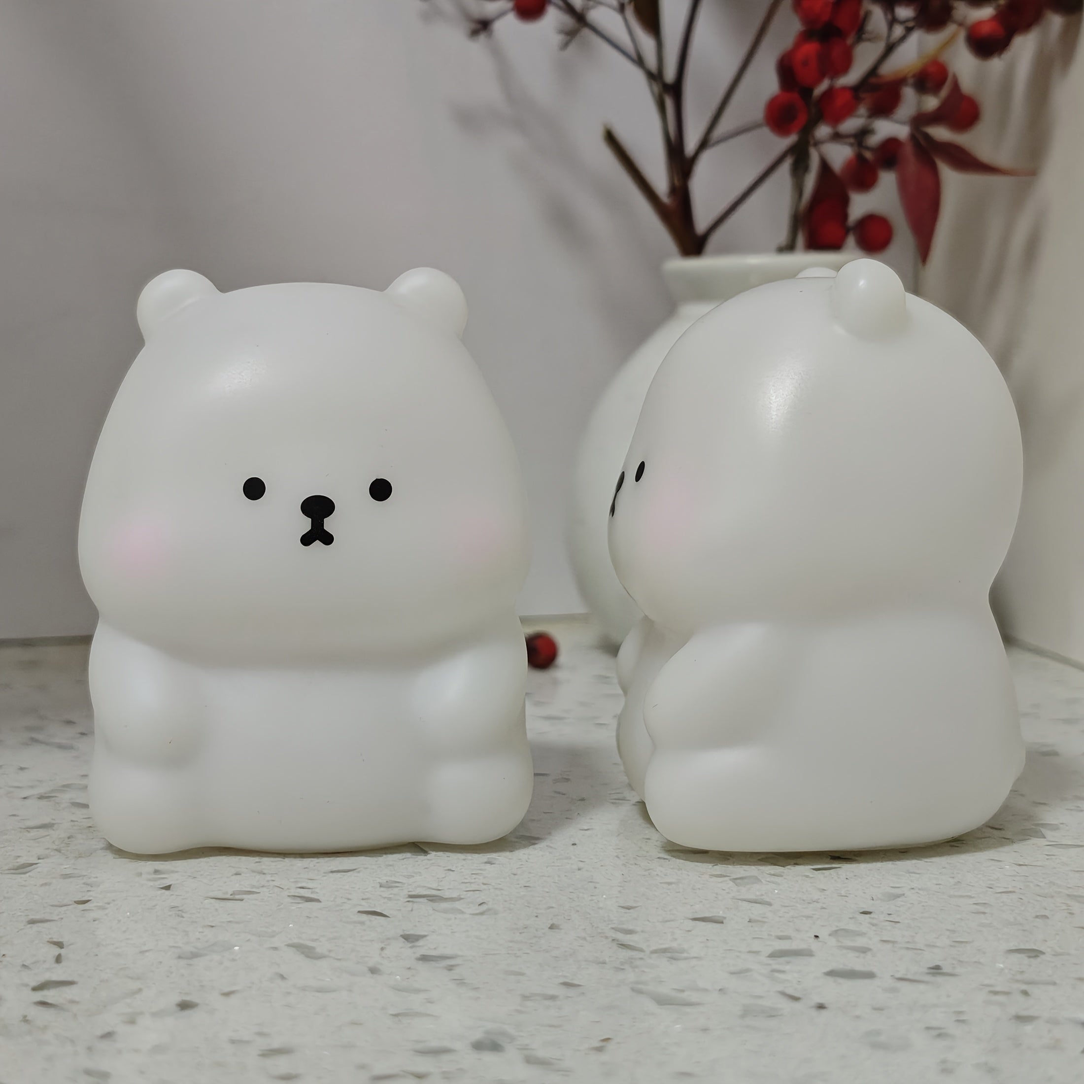 Luz Noturna Urso Filhote com Iluminação LED Suave e Não Ofuscante. Feita de Material PVC, Compacta e Portátil, Alimentada por Pilhas Botão. Ideal para Uso em Escrivaninhas ou Mesas de Cabeceira