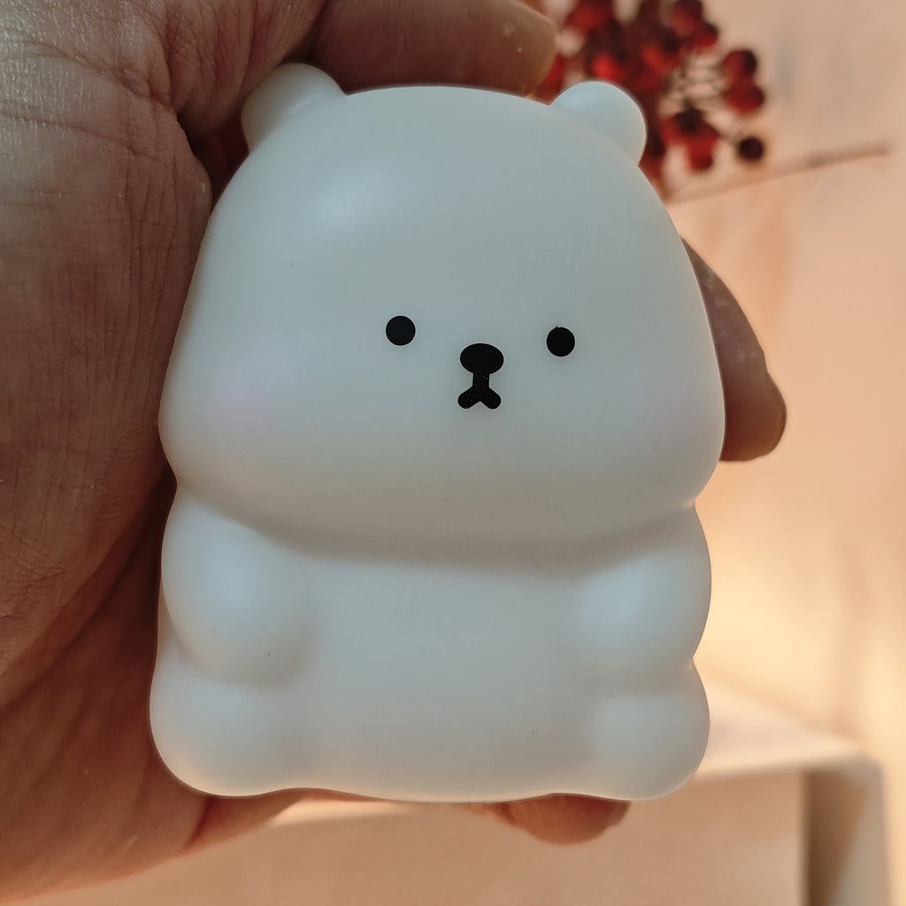 Luz Noturna Urso Filhote com Iluminação LED Suave e Não Ofuscante. Feita de Material PVC, Compacta e Portátil, Alimentada por Pilhas Botão. Ideal para Uso em Escrivaninhas ou Mesas de Cabeceira