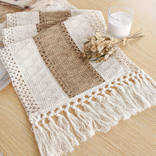 Um Caminho de Mesa Boémio para Decoração de Casa, Apresentando um Design de Macramé Creme e Castanho com Borlas, Perfeito para Mesas de Jantar Rústicas de Quinta e Adequado para Decorar um Restaurante ou Quarto em Estilo Boémio, Bem como para Decoração de Natal