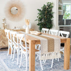 Um Caminho de Mesa Boémio para Decoração de Casa, Apresentando um Design de Macramé Creme e Castanho com Borlas, Perfeito para Mesas de Jantar Rústicas de Quinta e Adequado para Decorar um Restaurante ou Quarto em Estilo Boémio, Bem como para Decoração de Natal