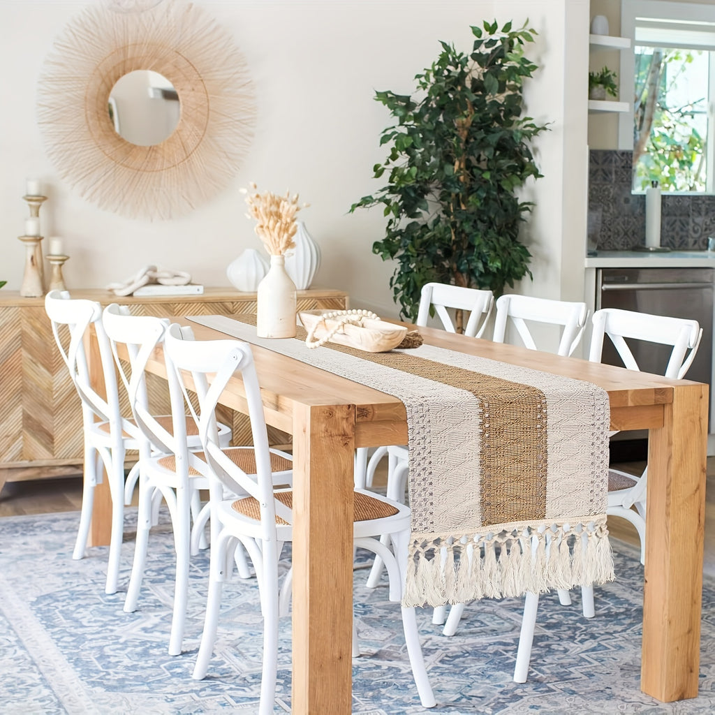 Um Caminho de Mesa Boémio para Decoração de Casa, Apresentando um Design de Macramé Creme e Castanho com Borlas, Perfeito para Mesas de Jantar Rústicas de Quinta e Adequado para Decorar um Restaurante ou Quarto em Estilo Boémio, Bem como para Decoração de Natal